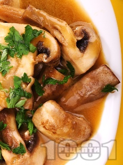 Задушени гъби печурки с бяло вино, масло, зехтин и доматено пюре - снимка на рецептата